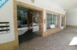 Stall shop with 120 m2 of floor area with 4 parking spaces in the basement located in Carnide, Lisbon