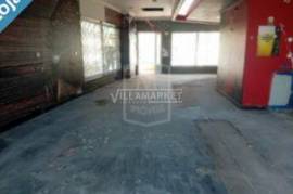 Stall shop with 120 m2 of floor area with 4 parking spaces in the basement located in Carnide, Lisbon
