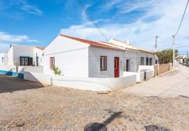 Beautifully Renovated Traditional Cottage in the Heart of Sagres