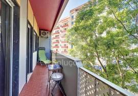3 bedroom apartment with good areas located on 25 de Abril in Portimão