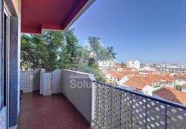 3 bedroom apartment with good areas located on 25 de Abril in Portimão