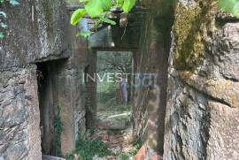 Ruin in Covas, Cerveira with land and stunning mountain views Ruin in Covas, Cerveira with land and stunning mountain views