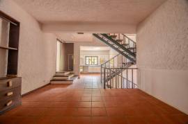 2+1 Bedroom Farm in Camacha: A Private Getaway with Unique Potential