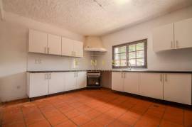 2+1 Bedroom Farm in Camacha: A Private Getaway with Unique Potential