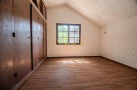 2+1 Bedroom Farm in Camacha: A Private Getaway with Unique Potential