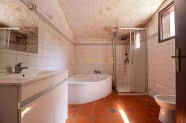2+1 Bedroom Farm in Camacha: A Private Getaway with Unique Potential
