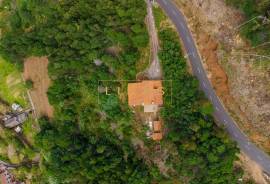 2+1 Bedroom Farm in Camacha: A Private Getaway with Unique Potential