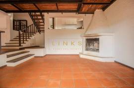 2+1 Bedroom Farm in Camacha: A Private Getaway with Unique Potential