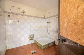2+1 Bedroom Farm in Camacha: A Private Getaway with Unique Potential