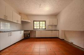 2+1 Bedroom Farm in Camacha: A Private Getaway with Unique Potential