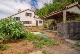 2+1 Bedroom Farm in Camacha: A Private Getaway with Unique Potential