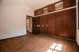 2+1 Bedroom Farm in Camacha: A Private Getaway with Unique Potential