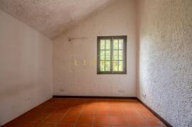 2+1 Bedroom Farm in Camacha: A Private Getaway with Unique Potential