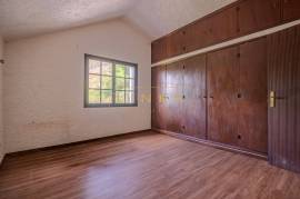 2+1 Bedroom Farm in Camacha: A Private Getaway with Unique Potential