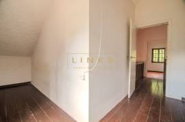 2+1 Bedroom Farm in Camacha: A Private Getaway with Unique Potential