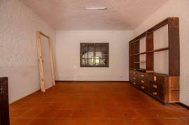 2+1 Bedroom Farm in Camacha: A Private Getaway with Unique Potential