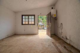 2+1 Bedroom Farm in Camacha: A Private Getaway with Unique Potential