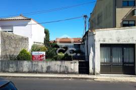 1+1 bedroom villa on a plot with 371 m² of land, garage and annex, just a 2-minute walk from NorteShopping