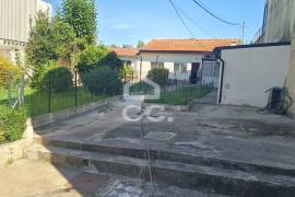 1+1 bedroom villa on a plot with 371 m² of land, garage and annex, just a 2-minute walk from NorteShopping