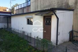 1+1 bedroom villa on a plot with 371 m² of land, garage and annex, just a 2-minute walk from NorteShopping