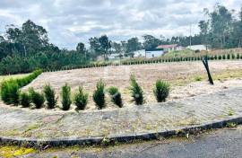 Urban land for urban construction with an area of 610.50 m2 inserted in a residential and quiet area of the village of Vieira de Leiria, close to schools, shops, and health center, located about 3 km from Praia da Vieira. Urban land for urban construction with an area of 610.50 m2 inserted in a residential and quiet area of the village of Vieira de Leiria, close to schools, shops, and health center, located about 3 km from Praia da Vieira.