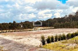 Urban land for urban construction with an area of 610.50 m2 inserted in a residential and quiet area of the village of Vieira de Leiria, close to schools, shops, and health center, located about 3 km from Praia da Vieira.