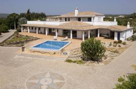 Tavira – 2-bedroom country property with pool, garage and landscaped garden