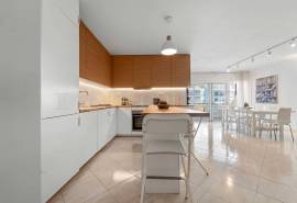 Albufeira – Central 2+1-bedroom apartment with parking, lift and balcony