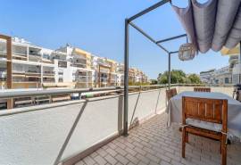 Albufeira – Central 2+1-bedroom apartment with parking, lift and balcony
