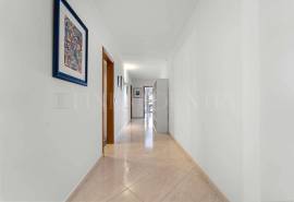 Albufeira – Central 2+1-bedroom apartment with parking, lift and balcony
