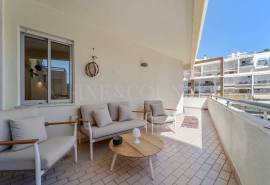 Albufeira – Central 2+1-bedroom apartment with parking, lift and balcony