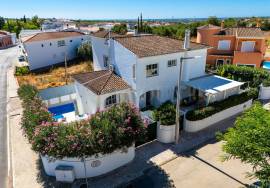 Boliqueime – 4-bedroom villa with pool, garage and large basement