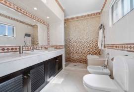 Boliqueime – 4-bedroom villa with pool, garage and large basement