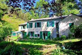 Charming Country House With 128 M2 Of Living Space And Several Outbuildings Set On A Magnificent 5676 M2 Plot In A Green Haven Charming Country House With 128 M2 Of Living Space And Several Outbuildings Set On A Magnificent 5676 M2 Plot In A Green Haven