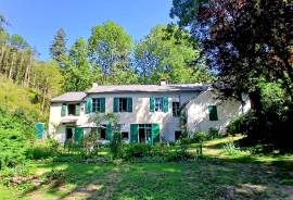 Charming Country House With 128 M2 Of Living Space And Several Outbuildings Set On A Magnificent 5676 M2 Plot In A Green Haven Charming Country House With 128 M2 Of Living Space And Several Outbuildings Set On A Magnificent 5676 M2 Plot In A Green Haven