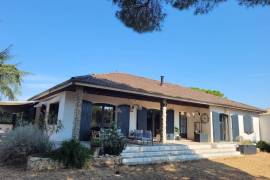 A Lovely Countryside House Setting In The Heart Of The Vineyards, Set On 4000 M2 Of Land With A Swimming Pool And Close To All Amenities. A Lovely Countryside House Setting In The Heart Of The Vineyards, Set On 4000 M2 Of Land With A Swimming Pool And Close To All Amenities.