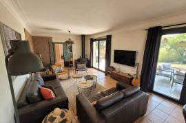 A Lovely Countryside House Setting In The Heart Of The Vineyards, Set On 4000 M2 Of Land With A Swimming Pool And Close To All Amenities. A Lovely Countryside House Setting In The Heart Of The Vineyards, Set On 4000 M2 Of Land With A Swimming Pool And Close To All Amenities.
