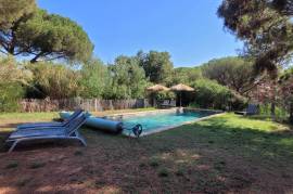 A Lovely Countryside House Setting In The Heart Of The Vineyards, Set On 4000 M2 Of Land With A Swimming Pool And Close To All Amenities. A Lovely Countryside House Setting In The Heart Of The Vineyards, Set On 4000 M2 Of Land With A Swimming Pool And Close To All Amenities.