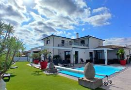 Elegant Contemporary Villa With High-End Features With Main Residence And Independent Cottage On A 1206 M2 Plot With Terraces, Bioclimatic Veranda And Pool. Elegant Contemporary Villa With High-End Features With Main Residence And Independent Cottage On A 1206 M2 Plot With Terraces, Bioclimatic Veranda And Pool.