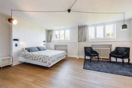 Stylish Churchill Room with En‑Suite, Desk & Garden Access