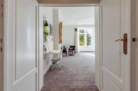 Serene Uccle Haven: Private Bath, Workspace & Chic Decor