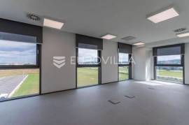 Gornji Kneginec, 327 m² Office space within a commercial building