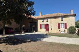 Authentic Stone Charm Meets Modern Comfort in this Spacious 4-Bedroom Home - €187424