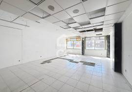 Commercial space of 158 m² in the center of Chaves with two floors and facing the main road