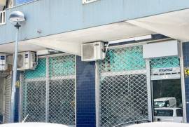 Loja em Loures com montra e localização comercial Loja em Loures com montra e localização comercial