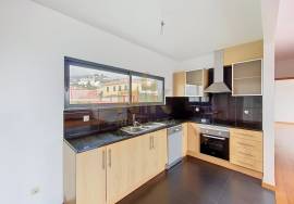 Bright 2 Bedroom Apartment