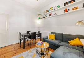 Charming 2+1 bedroom apartment with high ceilings in Campolide, near the Lycée Français