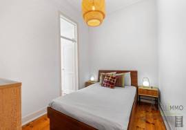 Charming 2+1 bedroom apartment with high ceilings in Campolide, near the Lycée Français