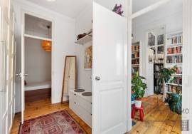 Charming 2+1 bedroom apartment with high ceilings in Campolide, near the Lycée Français