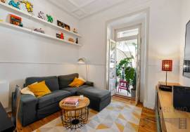 Charming 2+1 bedroom apartment with high ceilings in Campolide, near the Lycée Français